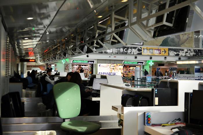 Trasporti in sciopero: Ita Airways cancella il 55% dei voli di domani, treni e bus in agitazione venerd&igrave; e sabato