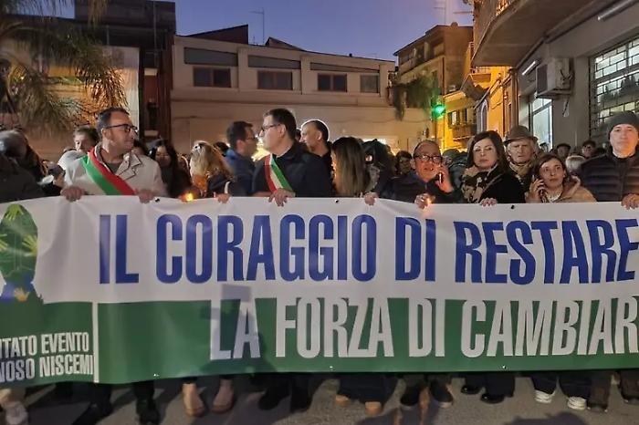 A un mese dalla frana Niscemi scende in piazza: in migliaia tra corteo e fiaccolata