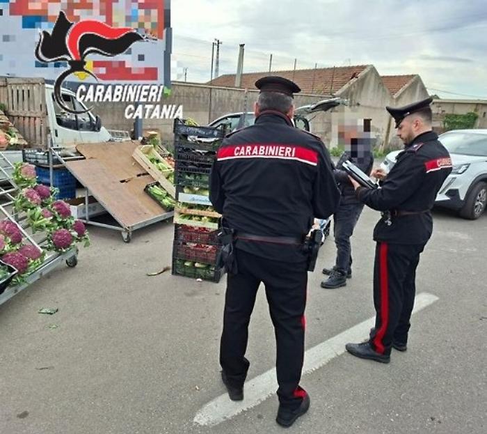 Catania, 20mila euro di sanzioni ad ambulanti dell'ortofrutta. Uno fugge alla vista dei carabinieri