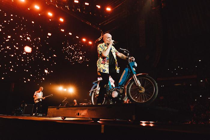 Max Pezzali e la Sicilia: Storia d&rsquo;amore di un Mito tra mare, motori e stadi