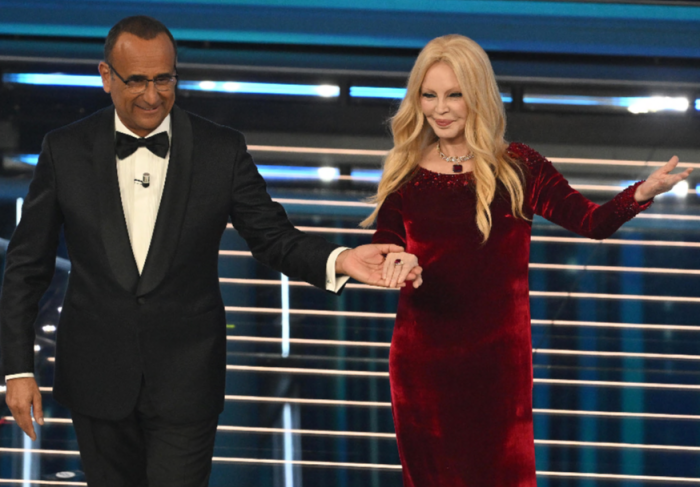 Laura Pausini apre la seconda serata del Festival di Sanremo e annuncia Carlo Conti