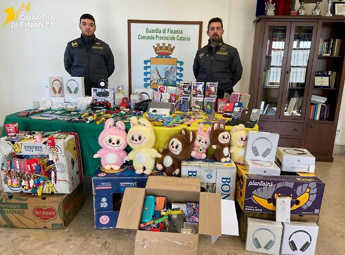 Via Teocrito, sequestrati duemila prodotti falsi a un venditore ambulante