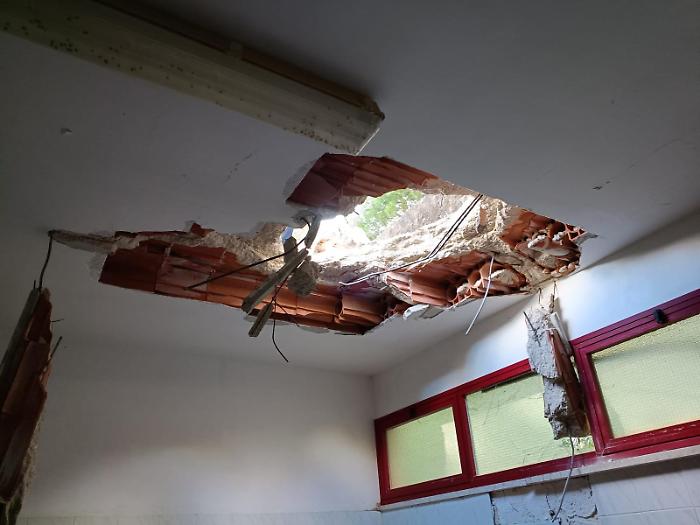 Frana a Castellammare del Golfo: massi sul circolo del tennis, chiusa l'area di Bocca della Carrubba