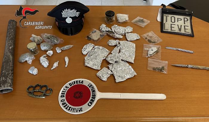 Giro di vite contro droga e armi: denunciati tre giovani, sequestrati coltelli, tirapugni e marijuana