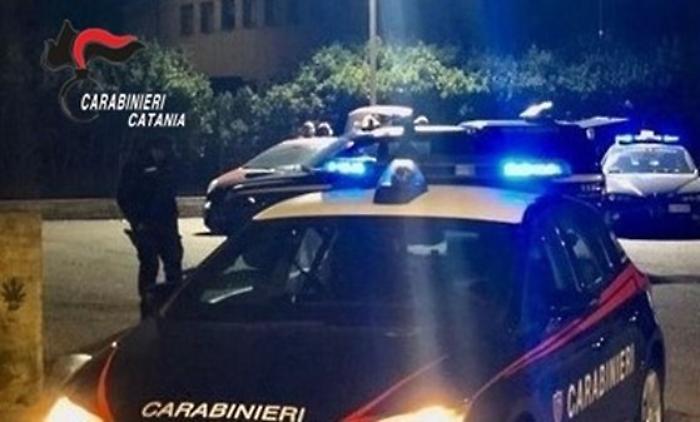 L'incubo del crack colpisce una famiglia: figlio arrestato dopo tentativo di fuggire lanciandosi dal balcone 