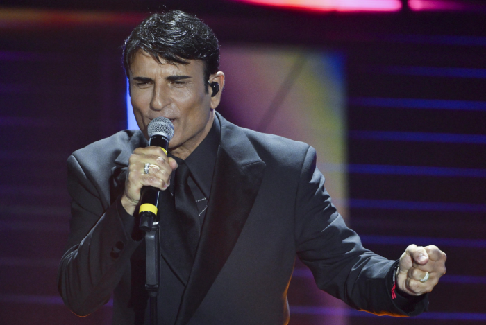 Sal da Vinci acclamato come un vincitore: applausi scroscianti e lui si commuove