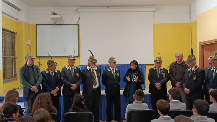 Zaini e quaderni per ripartire: il grande cuore dell&rsquo;ANFI Sciacca batte per gli studenti di Niscemi