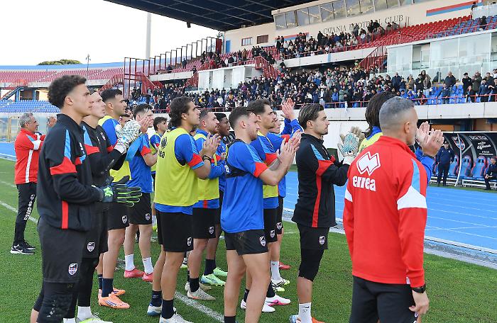 i giocatori del Catania e il pubblico al Massimino