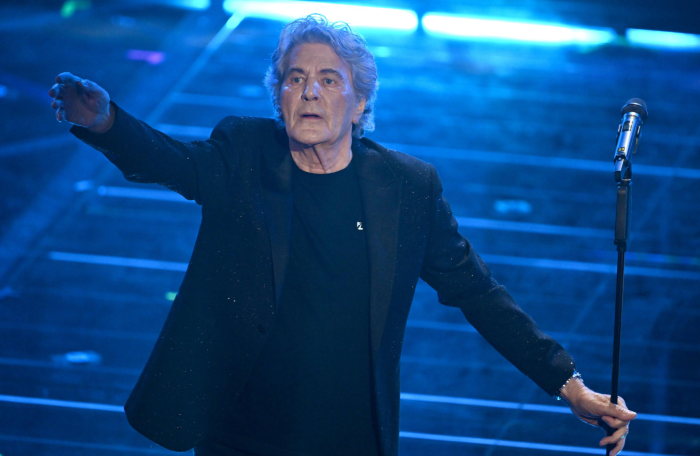 Standing ovation per Fausto Leali: "Mi tremano le gambe" 