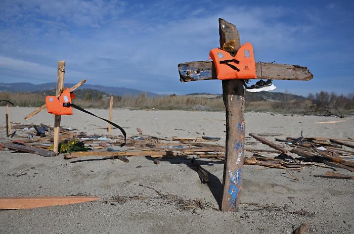 Strage di Cutro, veglia sulla spiaggia tre anni dopo il naufragio: &laquo;Non &egrave; stato un incidente, &egrave; stato un crimine umano&raquo;