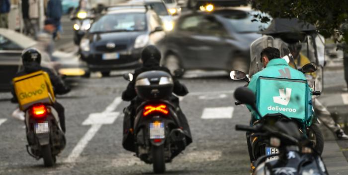 Rider sfruttati e salari sotto i minimi: l&rsquo;inchiesta milanese che dopo Glovo investe Deliveroo