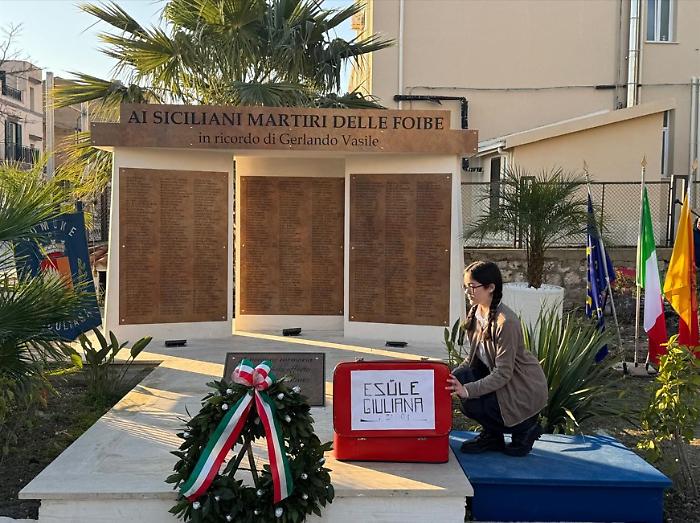 L&rsquo;abbraccio di Rosa: a 92 anni accarezza il nome del padre infoibato. Siculiana commossa per Gerlando Vasile