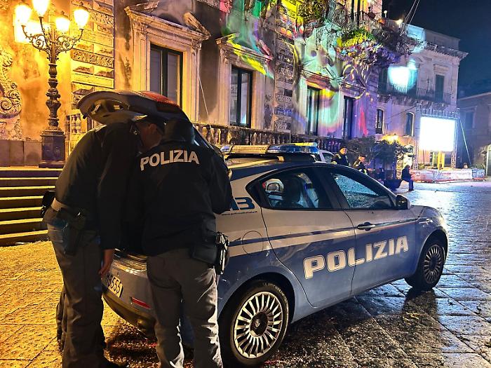 In trasferta da Gela al Carnevale di Acireale fanno i furbi: senza ticket minacciano lo steward 