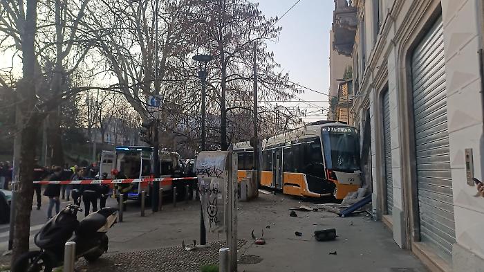 Tragedia a Milano: tram della linea 9 deraglia in Viale Vittorio Veneto, un morto e oltre 20 feriti