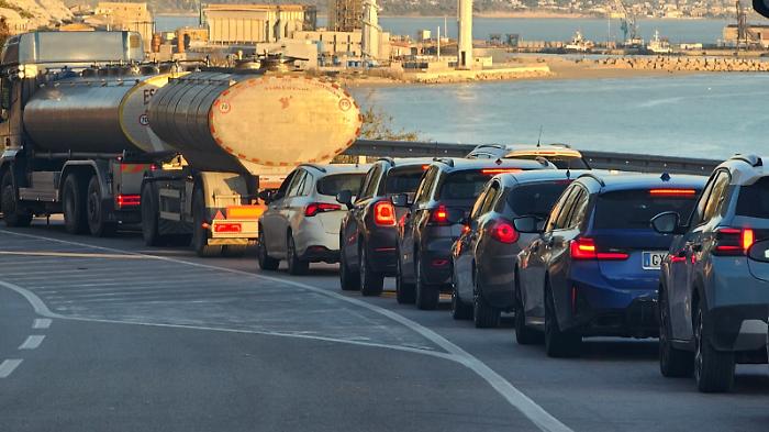 Lavori sulla statale 115, l&rsquo;incubo dei pendolari: "Code interminabili e semafori inefficaci, siamo esasperati"