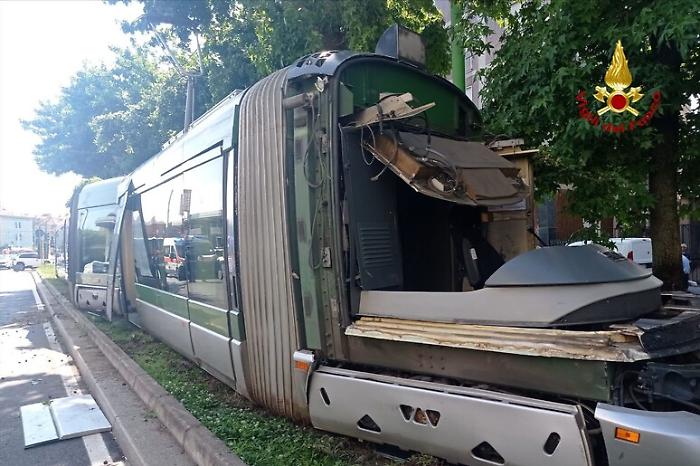 Deraglia tram a Milano e investe alcune persone