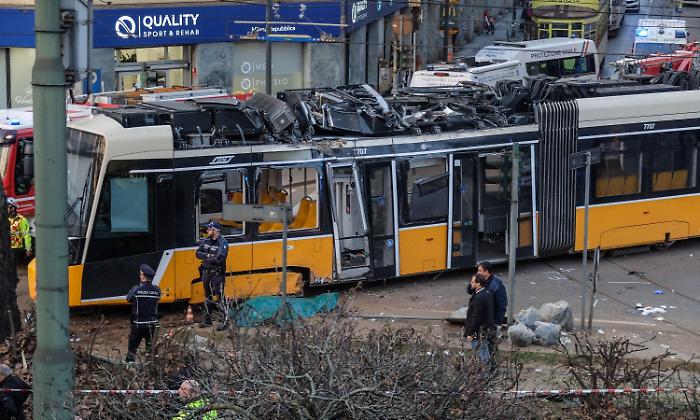 Tram deraglia a Milano e si schianta contro un palazzo, due morti e 39 feriti: le ipotesi al vaglio della Procura