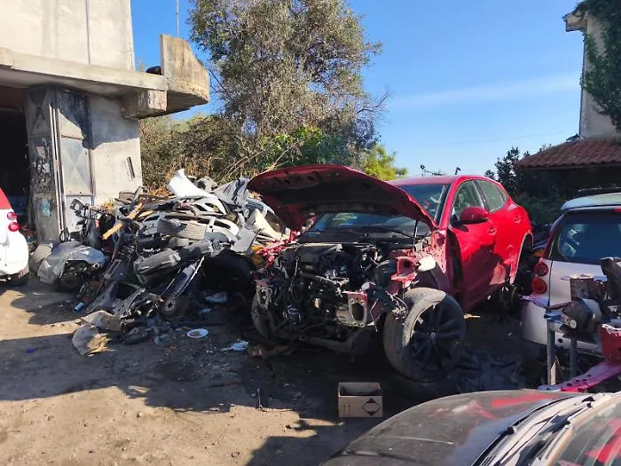 Catania, l'autocarrozzeria abusiva "regno" dei rifiuti pericolosi e dei veicoli rubati