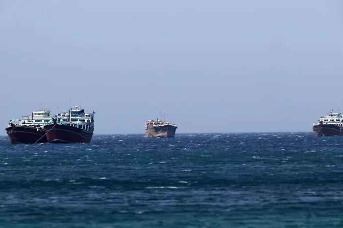 Attaccata una nave nello Stretto di Hormuz: Nazioni Unite sospendono evacuazioni, Stati Uniti avvertono l'Iran