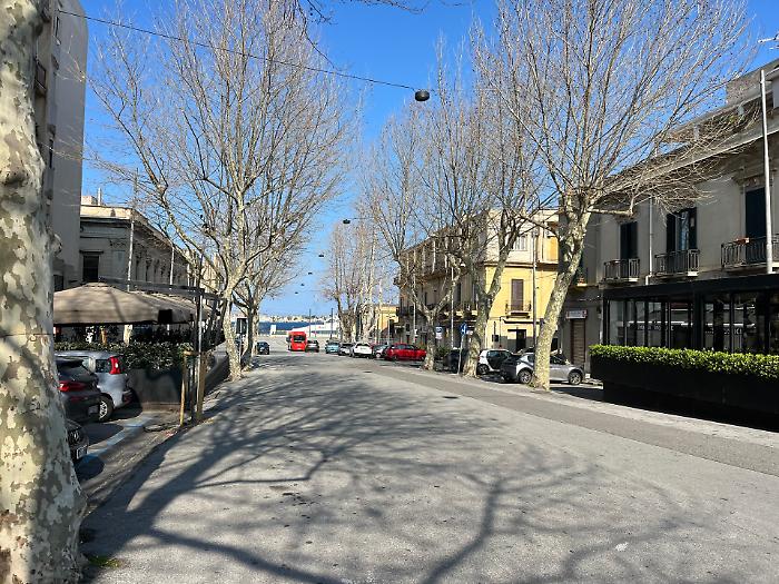 Viale San Martino verso la "rambla": demolizioni e nuova terrazza sullo Stretto