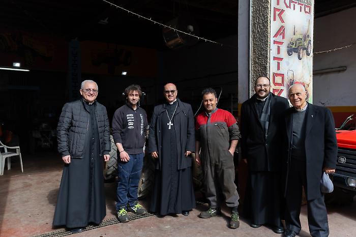 Vittoria, il vescovo dal meccanico? No, &egrave; la visita pastorale
