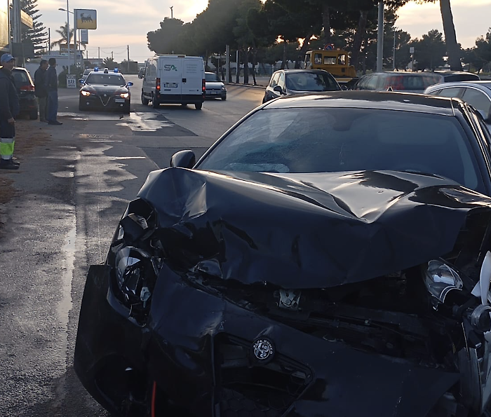 Vittoria, scontro tra auto in rettilineo: due feriti