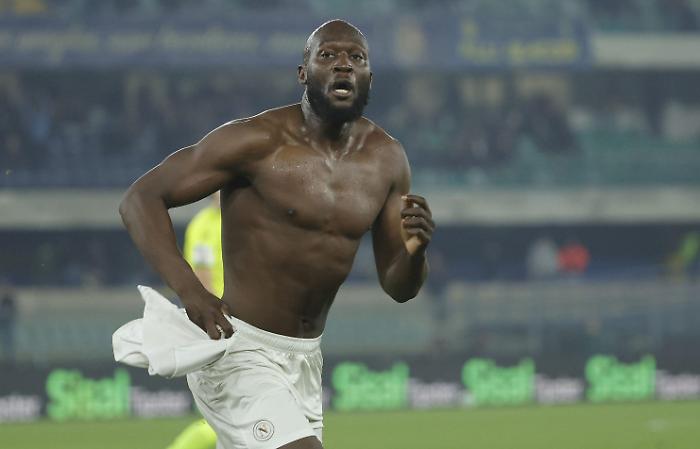 Lukaku salva il Napoli all'ultimo respiro: Verona ko al 96'