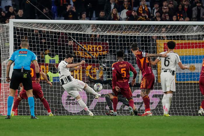 Gatti salva la Juve al 93&rsquo;: la Roma di Gasp spreca il +7 Champions