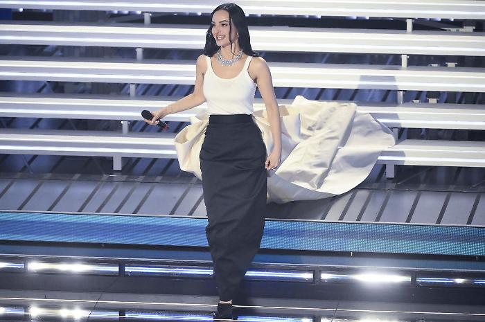 Ultima notte di moda a Sanremo 76: la nonna incorona Arisa regina del look