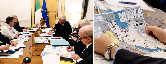 Attacco Israele-Iran, Tajani crea la "Task Force Golfo" per assistere migliaia di italiani bloccati