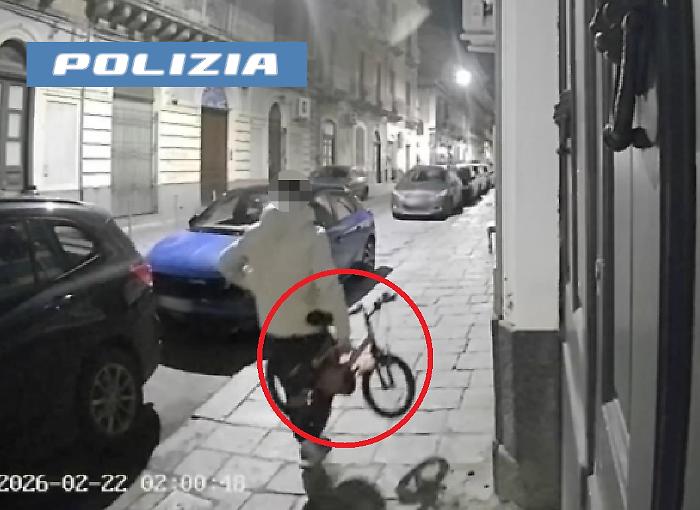 Evade dai domiciliari e ruba la bicicletta a un bambino: arrestato dalla polizia