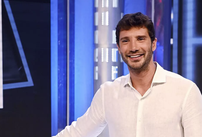 Chi &egrave; De Martino, il golden boy della Rai da Amici a Sanremo