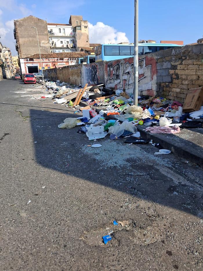 Catania. Rifiuti ammassati tra via Trigona e corso Martiri della Libert&agrave;
