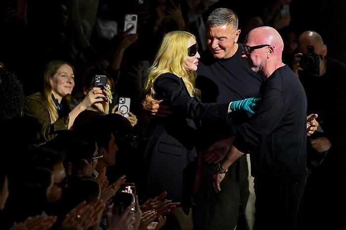 Madonna  in sottoveste di pizzo super ospite da Dolce & Gabbana