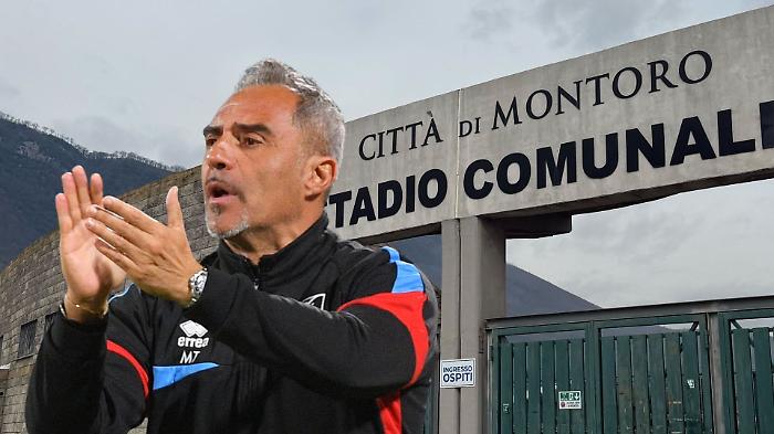 Il tecnico Toscano e l'ingresso dello stadio di Montoro in provincia di Avellino
