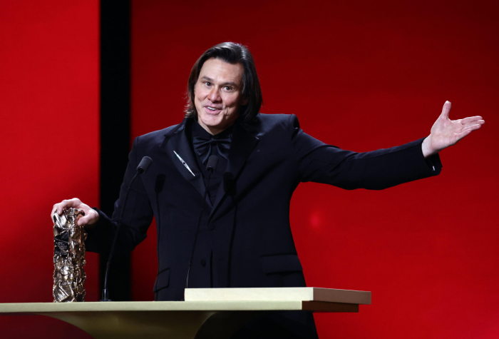 Giallo Jim Carrey ai C&eacute;sar di Parigi: era lui o un clamoroso sosia?