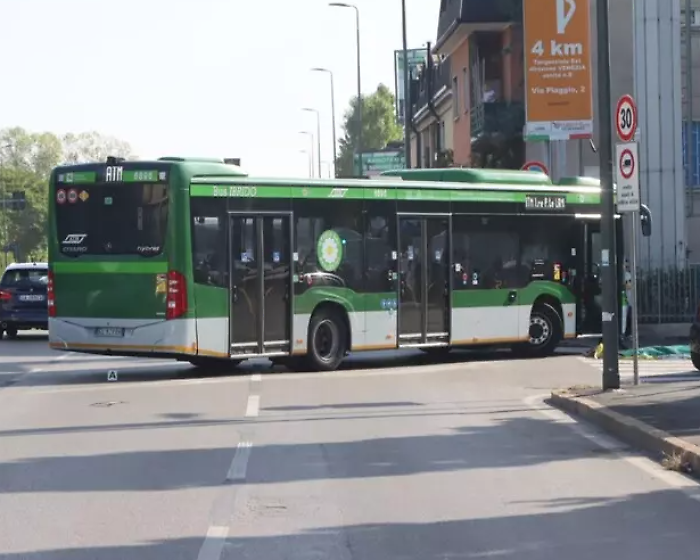 Paura in via Senato: autobus investe una moto in centro a Milano, quattro feriti