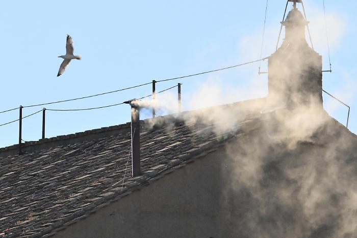 Il ping che ferm&ograve; il Conclave: lo smartphone dimenticato nella Cappella Sistina durante l'elezione di Leone XIV