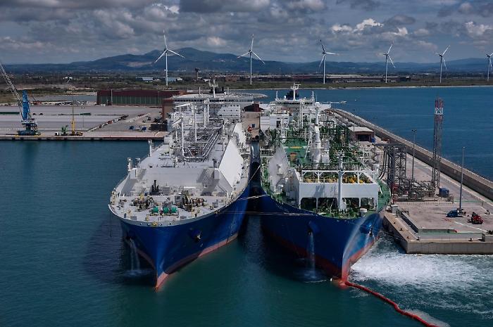 Il Qatar ferma la produzione di gas dopo gli attacchi iraniani, il mercato dell'energia globale trema: i numeri e le cifre