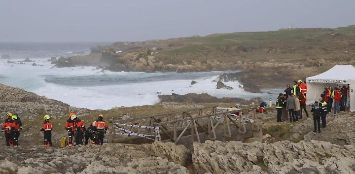 Tragedia a Santander: crolla una passerella, quattro morti, due dispersi e un ferito grave