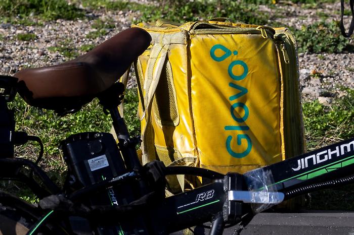 Perch&eacute; il gip ha messo Deliveroo nel mirino: dalle paghe agli alloggi, tutto quello che non torna