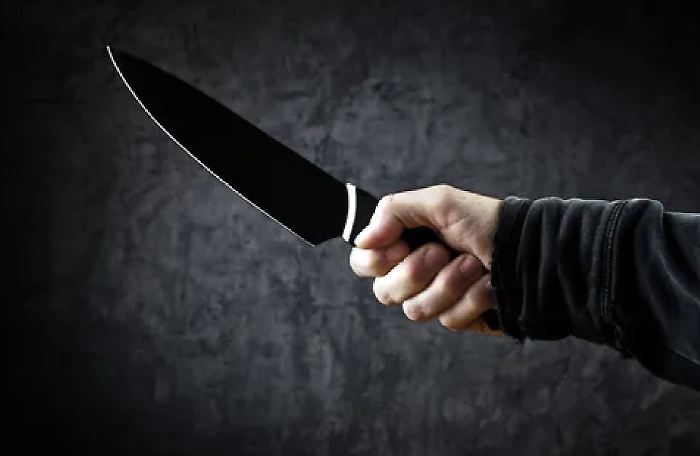 Paura in via Colajanni a Ragusa, brandisce coltello da cucina: cittadino straniero immobilizzato con il taser