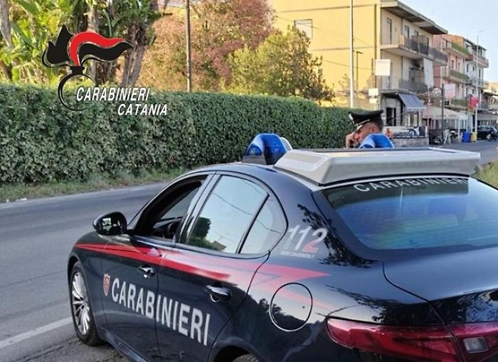 Al centro commerciale con un'auto rubata, ma fuggono dai controlli: l'inseguimento e poi l'impatto con le auto parcheggiate