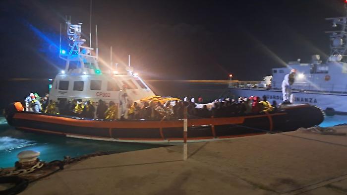 Salvati 103 migranti e portati a Pozzallo nel cuore della notte