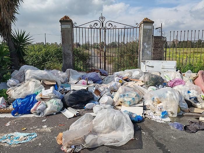 La propriet&agrave; con accesso bloccato dai rifiuti