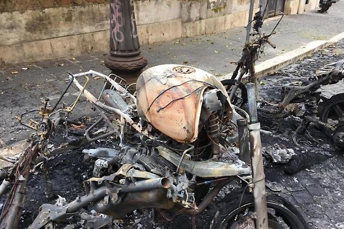 Attentato incendiario: bruciata la moto di un commerciante, aperta un'inchiesta