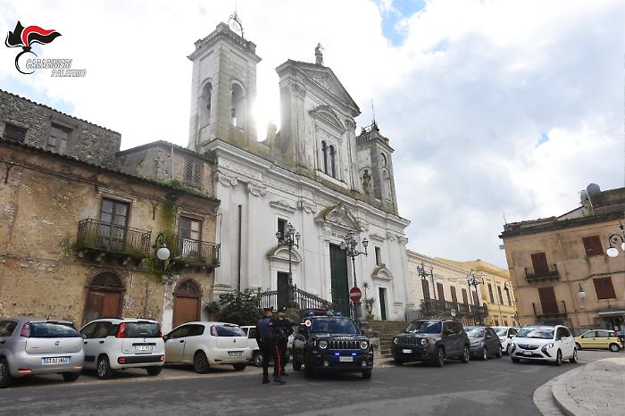 Turni infiniti, sfruttamento dei dipendenti e ricatti in busta paga: arrestato un notaio a Valledolmo, l'accusa &egrave; anche di estorsione
