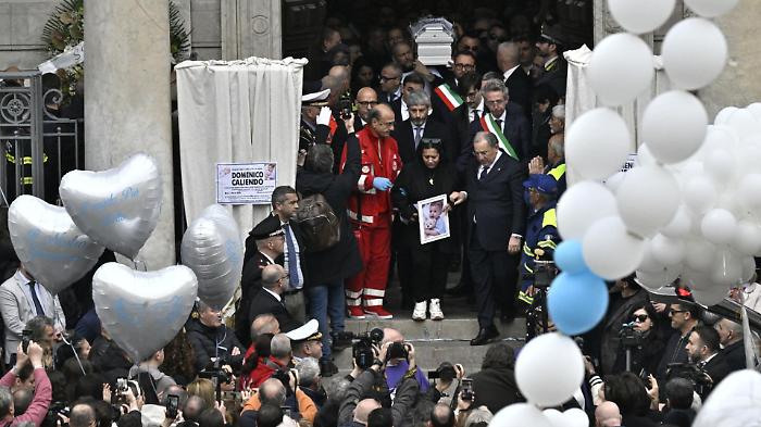 Un volo di palloncini e un grido sommesso: Nola restituisce Domenico al cielo