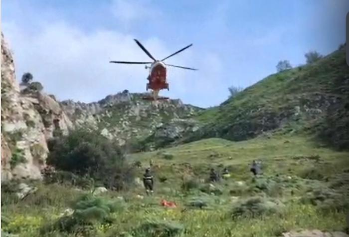 Bovino intrappolato nel fango salvato con l'elicottero dai vigili del fuoco