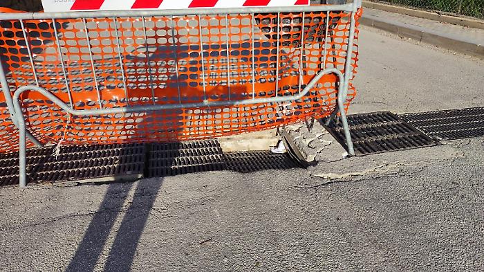 Collassa caditoia in via Teatro Tenda: traffico in tilt e nuove "lapazze"